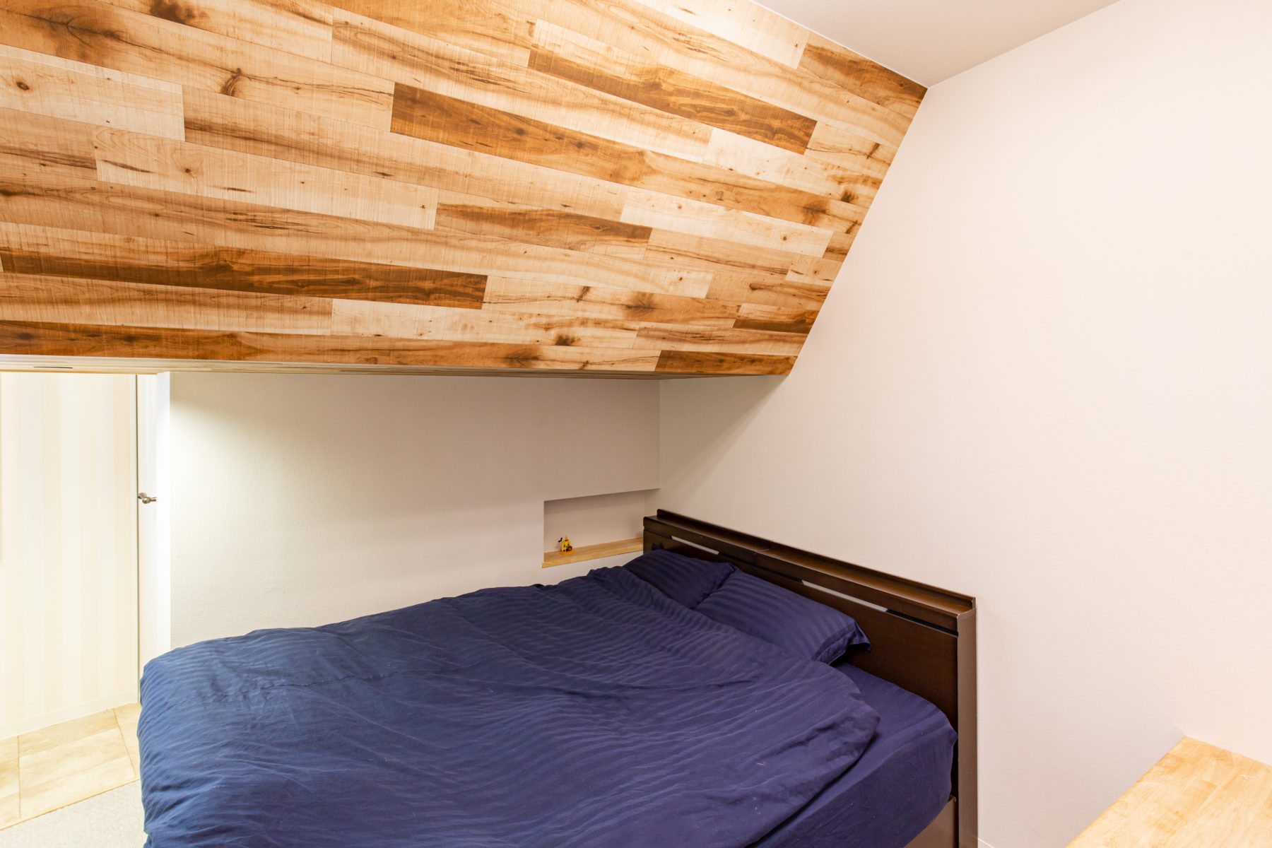 勾配天井の寝室