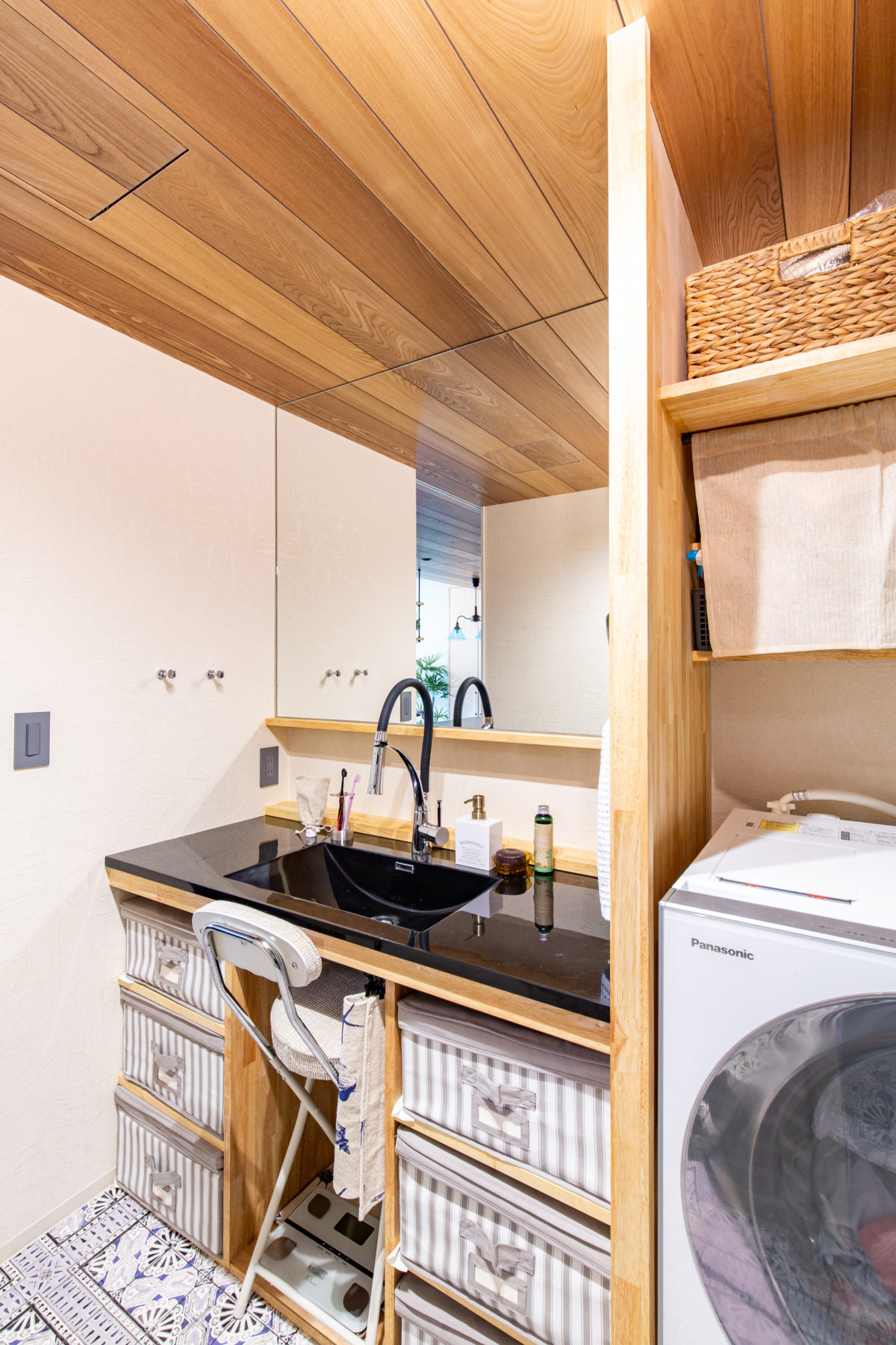 造作の洗面化粧台