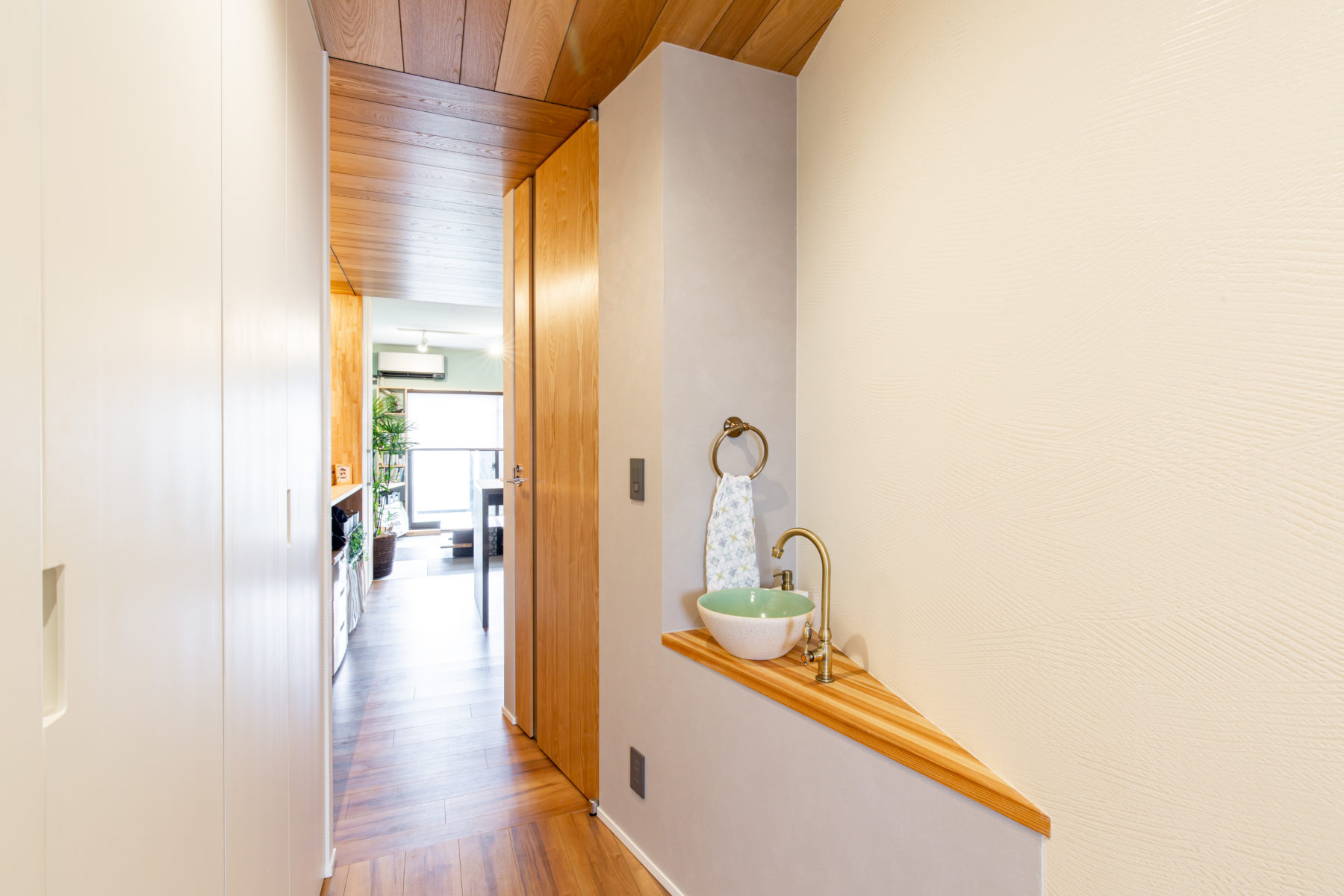 手洗いのある廊下