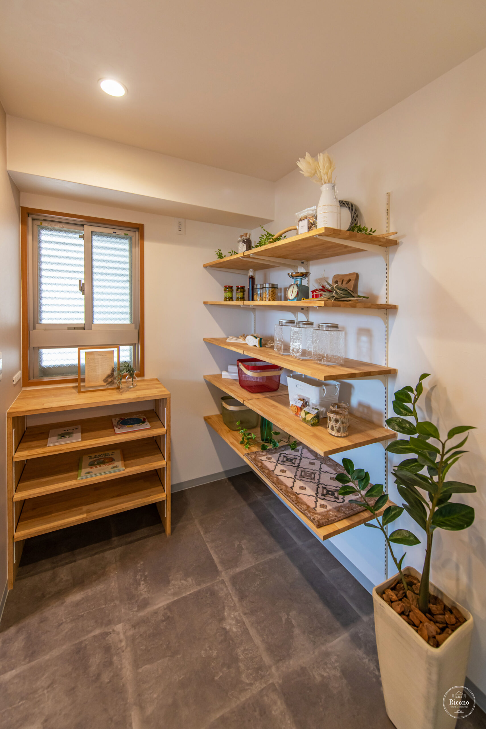 木を感じるマンションリノベーション（パントリ）